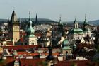 Pohled na střechy "Prahy stověžaté" z letenských sadů. S rozlohou téměř devět set hektarů je pražská památková rezervace jednou z největších památkových zón na světě. Navíc ji obklopuje ochranné pásmo o rozloze desetkrát větší, kam spadá celé širší centrum dnešní metropole.