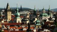 Pohled na střechy "Prahy stověžaté" z letenských sadů. S rozlohou téměř devět set hektarů je pražská památková rezervace jednou z největších památkových zón na světě. Navíc ji obklopuje ochranné pásmo o rozloze desetkrát větší, kam spadá celé širší centrum dnešní metropole.