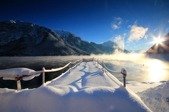 Mrazivé ráno na břehu jezera v Pertisau