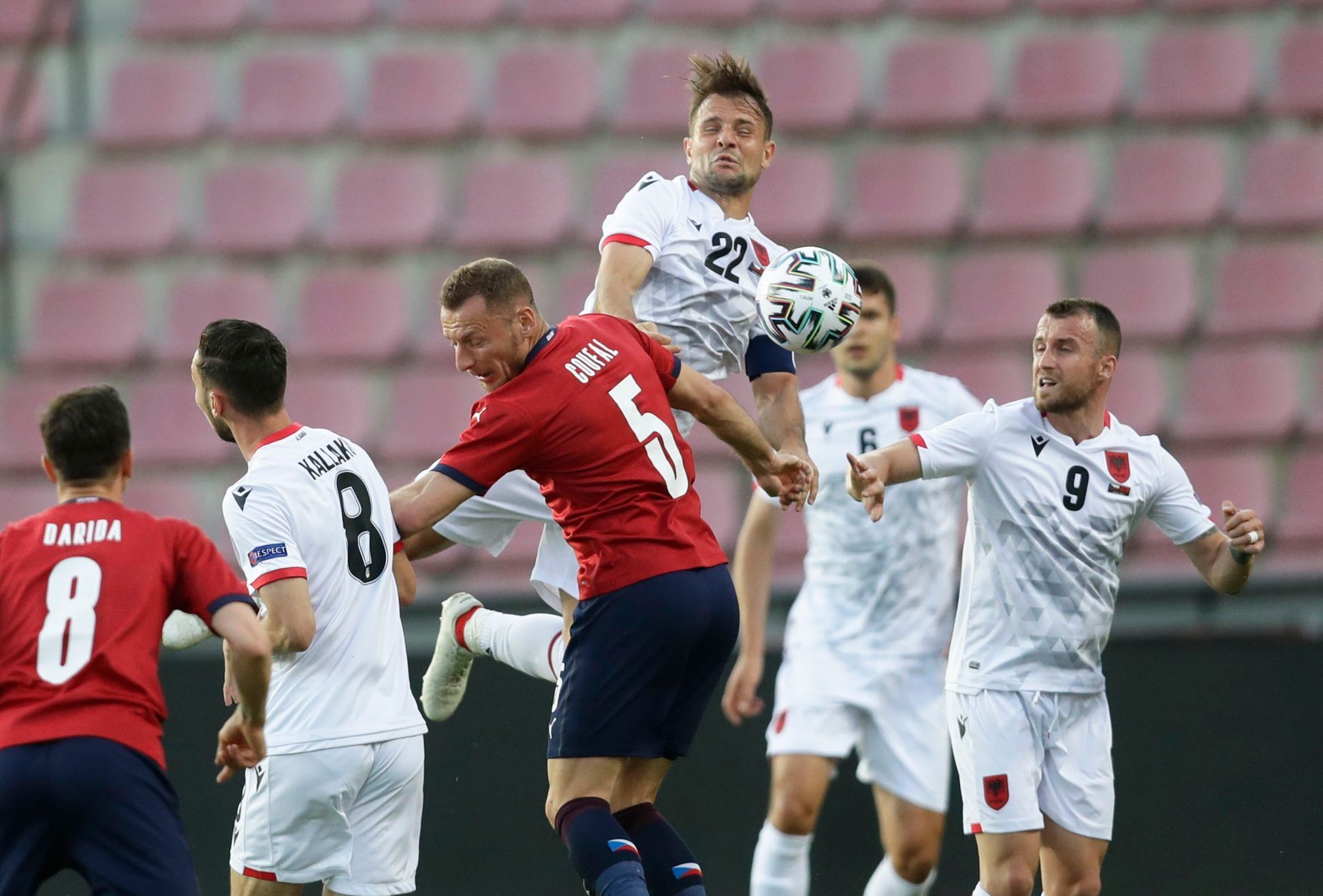 Vladimír Coufal a Amir Abrashi v zápase Česko - Albánie