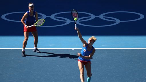 Barbora Krejčíková a Kateřina Siniaková ve finále na OH 2020 proti Viktoriji Golubicové a Belindě Bencicové