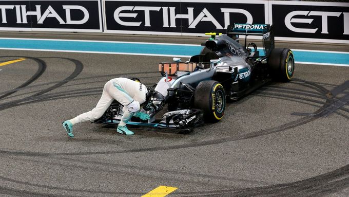Nico Rosberg políbil v cíli GP Abú Zabí svůj Mercedes.