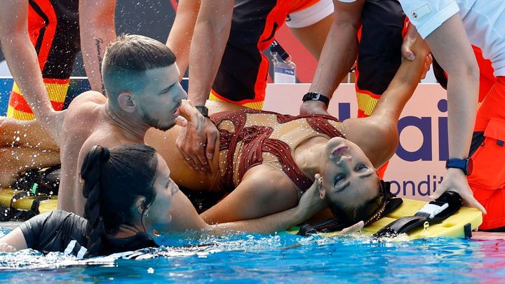 Bezvládnou akvabelu museli na MS zachraňovat z bazénu; Zdroj foto: Reuters