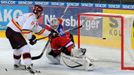 Hokejista Sacha Treille střílí gól Drewovi MacIntyreovi v přípravném utkání HC Sparta Praha - HC LEV Praha před sezónou 2012/13.