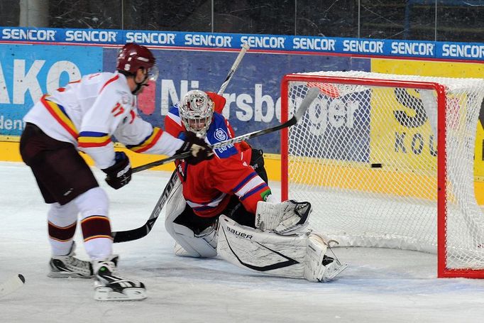 Hokejista Sacha Treille střílí gól Drewovi MacIntyreovi v přípravném utkání HC Sparta Praha - HC LEV Praha před sezónou 2012/13.