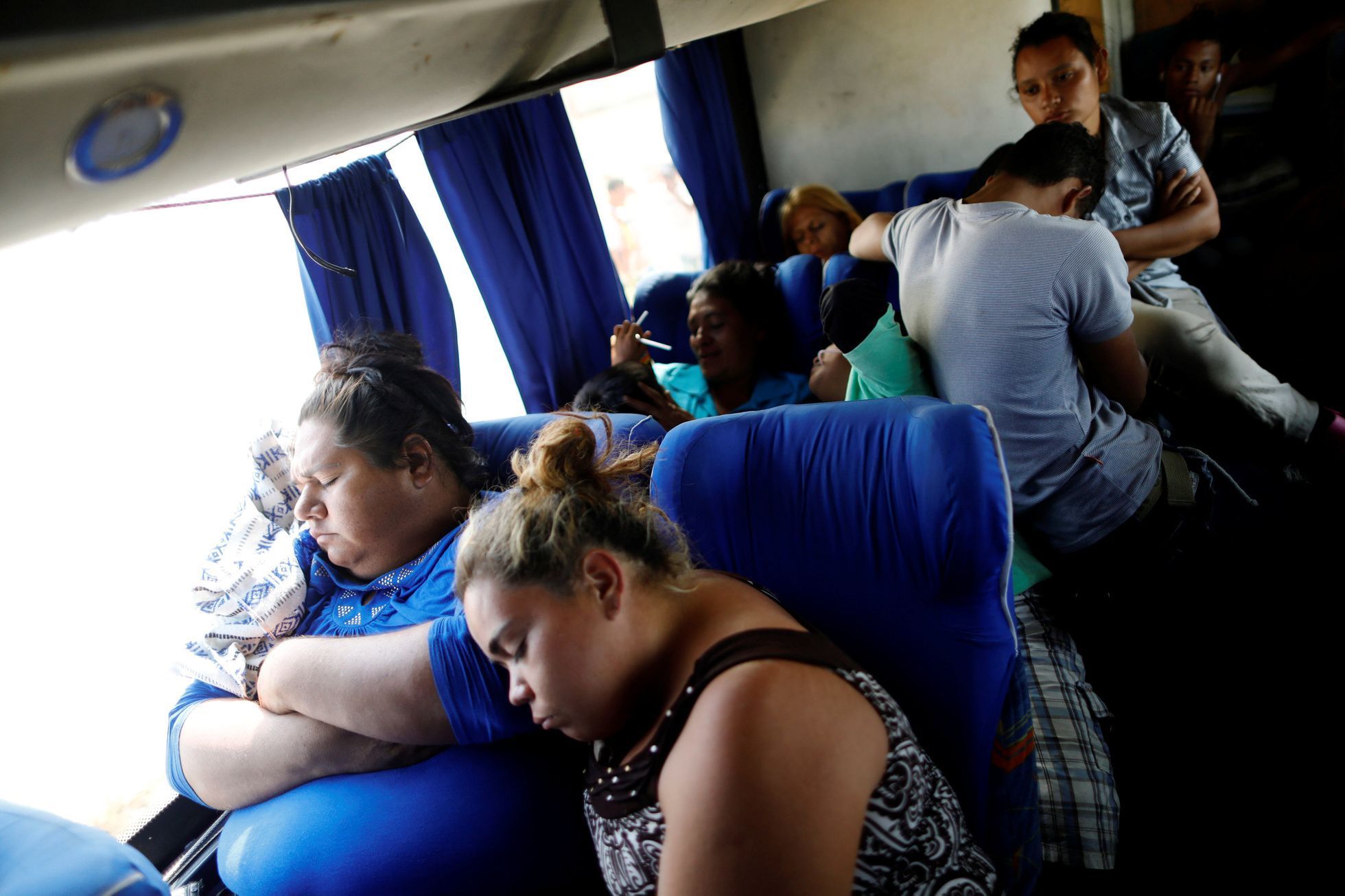 V takovém autobusu migranti ze Střední Ameriky cestují. Alexandra pochází ze Salvadoru a Michelle z Hondurasu.