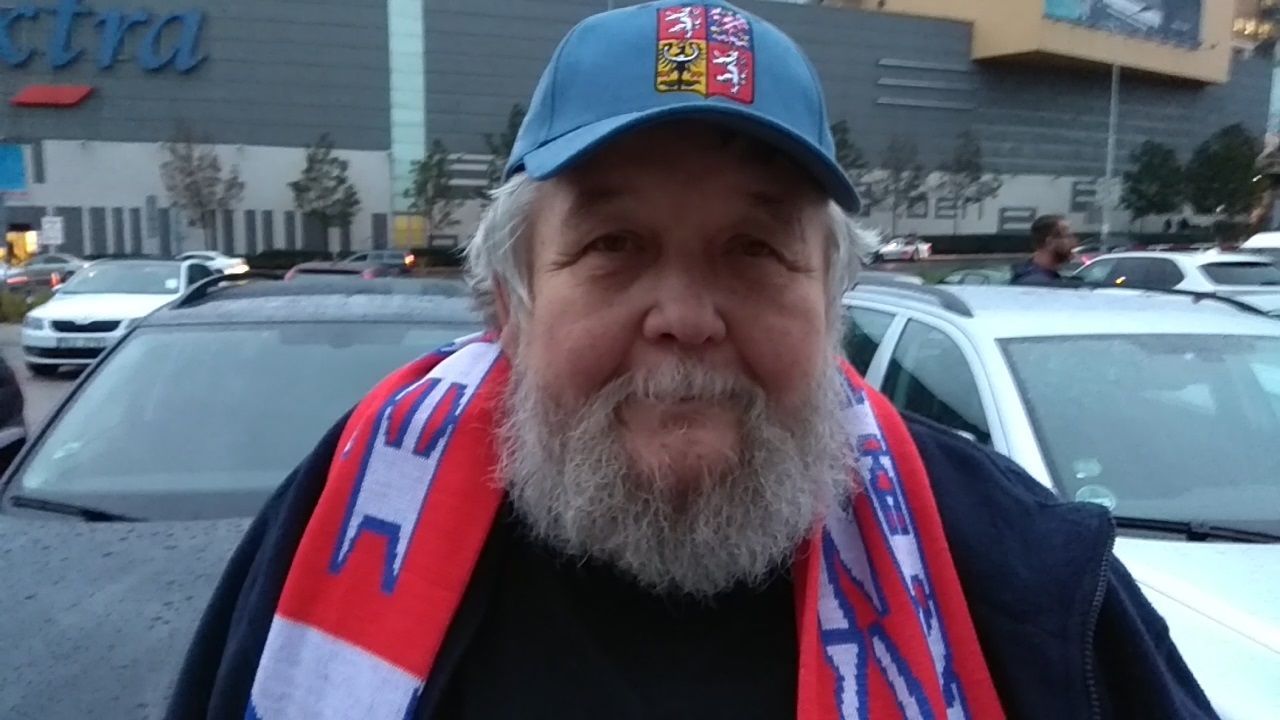 Český fanoušek před kvalifikačním zápasem s Německem.