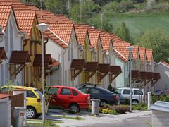Satelitní městečko Pod Holým vrchem vyrostlo nedávno s podporou města. Obyvatelé Hluboké zde mohli koupit vlastní dům za dva miliony korun.