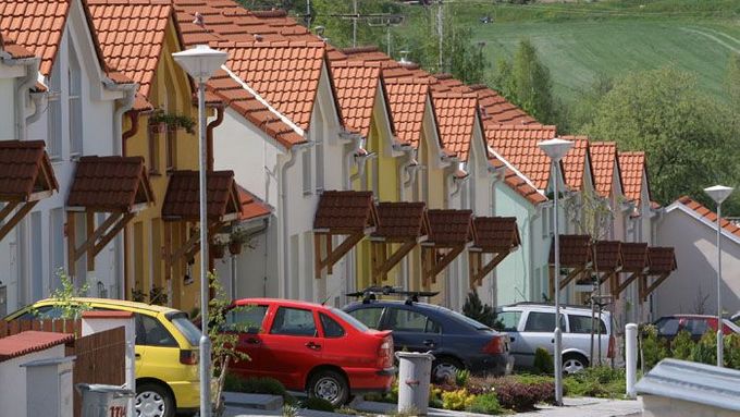 Satelitní městečko Pod Holým vrchem vyrostlo nedávno s podporou města. Obyvatelé Hluboké zde mohli koupit vlastní dům za dva miliony korun.