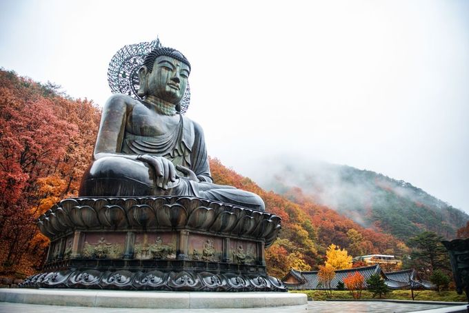 Socha buddhy u chrámu Sinheungsa, Národní park Seoraksan, Jižní Korea