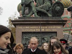 Prezident Putin obklopen mládeží bezprostředně poté, co položil kytici k památníku Minina a Požarského před Chrámem Vasila Blaženého na Rudém náměstí v Moskvě