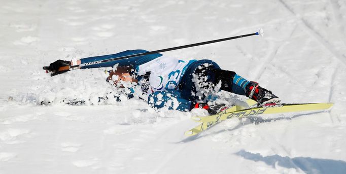 Olha Prylucká (Ukrajina) v cíli závodu biatlonistek na 10 km