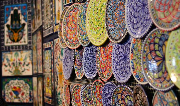 Tradiční tuniská barevná keramika patří mezi nejoblíbenější suvenýry, které si odsud lidé vozí.