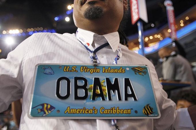 A convention-goer wearing a U.S. Virgin Islands license plate stands on the convention floor on the first day of the Democratic National Convention in Charlotte, North Carolina, September 4, 2012. Published: Zář. 4, 2012, 9:06 odp.