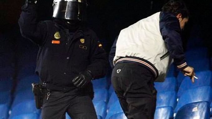 Řádění fanoušků a policie při fotbale v Madridu