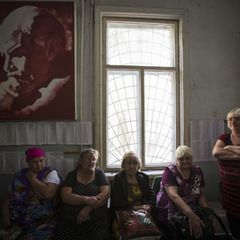 Ženy čekají na odvoz v místním sídle Komunistické strany Ukrajiny ve Slavjansku.