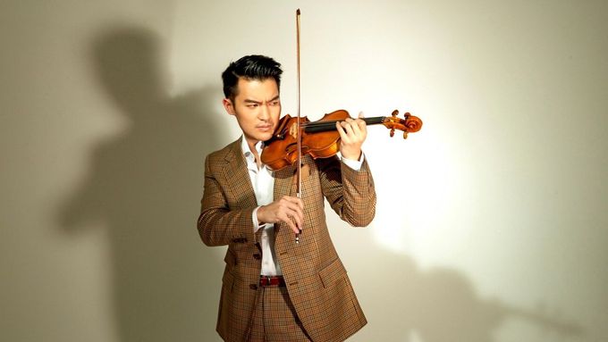 Ray Chen se do Prahy vrátí po šesti letech. A těší se, jak s houslistou České filharmonie Josefem Špačkem bude hrát… videohry.
