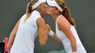 Ruská tenistka Jelena Vesninová (vlevo) gratuluje k vítězství Polce Agnieszce Radwaňské ve 2. kole Wimbledonu 2012.