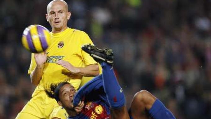 Brazilec Ronaldinho (vpravo) z Barcelony skóruje střelou nůžkami v zápase španělské ligy proti Villarealu. Přihlíží Pascal Cygan.