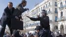 Režisér nezávislých filmů a vůdce strany RCD (Rally for Culture and Democracy) Said Saadi (uprostřed) se hádá s policistou během únorového protivládního protestu ve městě Algiers.