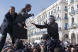 Režisér nezávislých filmů a vůdce strany RCD (Rally for Culture and Democracy) Said Saadi (uprostřed) se hádá s policistou během únorového protivládního protestu ve městě Algiers.