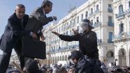 Režisér nezávislých filmů a vůdce strany RCD (Rally for Culture and Democracy) Said Saadi (uprostřed) se hádá s policistou během únorového protivládního protestu ve městě Algiers.