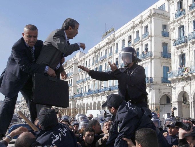 Režisér nezávislých filmů a vůdce strany RCD (Rally for Culture and Democracy) Said Saadi (uprostřed) se hádá s policistou během únorového protivládního protestu ve městě Algiers.