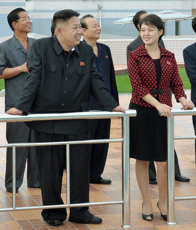 North Korean leader Kim Jong-Un (2nd L) and his wife (red), who was named by the state broadcaster as Ri Sol-ju, visit the Rungna People's Pleasure Ground in Pyongyang in this undated picture released by the North's KCNA on July 25, 2012. Kim Jong-un has married, state media said on Wednesday, putting an end to speculation over the relationship with a woman seen at his side during a recent gala. REUTERS/KCNA (NORTH KOREA - Tags: POLITICS) THIS IMAGE HAS BEEN SUPPLIED BY A THIRD PARTY. IT IS DISTRIBUTED BY REUTERS AS A SERVICE TO CLIENTS. NO THIRD PARTY SALES. NOT FOR USE BY REUTERS THIRD PARTY DISTRIBUTORS. QUALITY FROM SOURCE Published: Čec. 25, 2012, 1:40 odp.