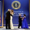 Donald Trump a Mike Pence s manželkami na plese.