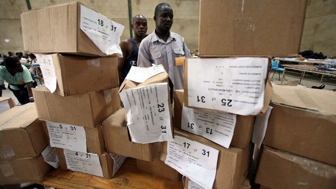Hlasovací lístky v ústředí volební komise v Kampale.