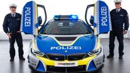 Než AC Schnitzer BMW i8, vzniklé v rámci iniciativy Tune it safe!, putovalo zpět k tuningové firmě, vyfotografovaly se u něj do památníčků i celé zástupy dopravních policistů.