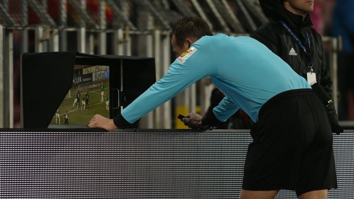 VAR na všech stadionech už od nové sezony? Techniku máme, tvrdí šéf televize O2