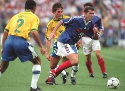 Zinedine Zidane na vrcholu, během finále MS 98 s Brazílií.