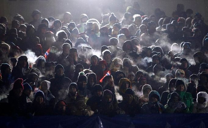 Fanoušci v německém rezortu Oberhof sledují Světový pohár v biatlonu. Mužskou štafetu vyhráli Němci, Češi byli nečekané druzí a třetí místo obsadili Norové. České kvarteto ve složení Zdeněk Vítek, Jaroslav Soukup, Ondřej Moravec a Michal Šlesingr nestačilo pouze na domácí Němce, na které ztratilo téměř dvě a půl minuty.