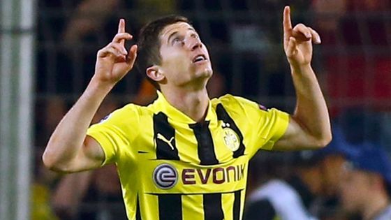 Robert Lewandowski děkuje všem fotbalovým bohům za svůj životní zápas. Ve středu večer nasázel do sítě Realu všechny čtyři gól Borussie Dortmund.