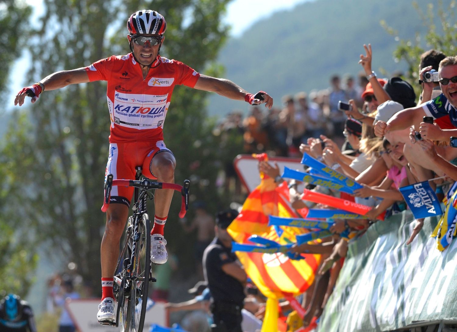 Španělský cyklista Joaquim Purito Rodriguez ze stáje Kaťuša se raduje z vítězství v 6. etapě Vuelty 2012.
