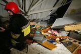 28. leden 2006 - Záchranné práce v hale katowického výstaviště, jejíž střecha se propadla pod sněhem.