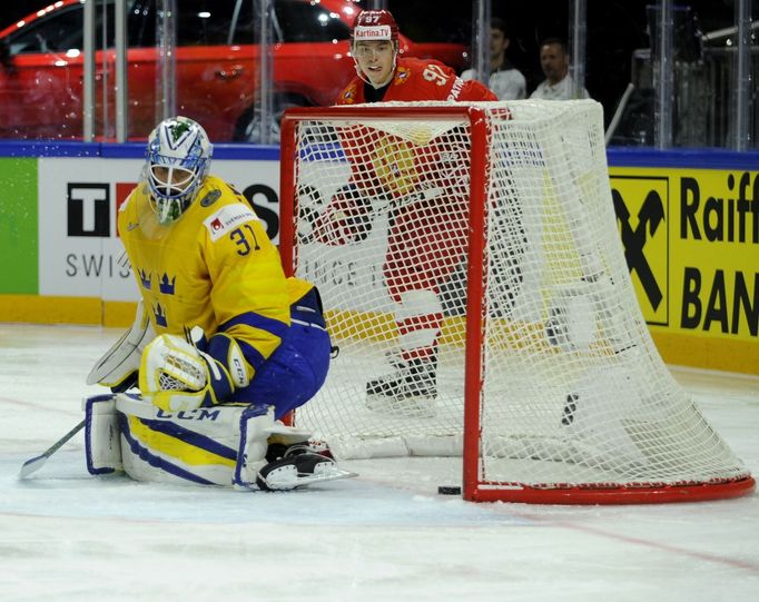 Anders Nilsson inkasuje úvodní branku zápasu .