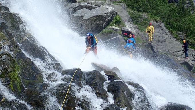 Průstup vodopádem Vinnufossen_15