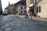 Pražská ulice v Plzni před Masnými krámy, kde je Západočeská galerie.