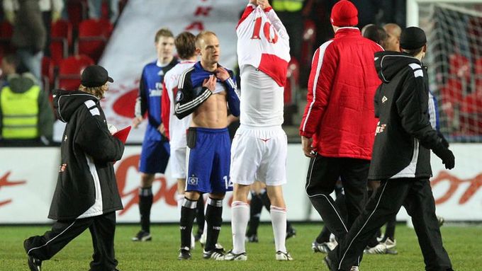 Zápas skončil 2:0 pro Hamburg. David Jarolím (vlevo) si mění dres s bratrancem Markem Jarolímem.