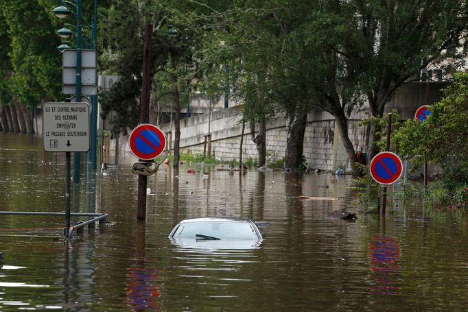 Auto zatopené rozvodněnou Seinou.