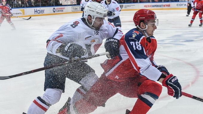 Slovan Bratislava hrál KHL naposledy v sezoně 2018/2019. Jeho hokejista Mário Grman tehdy takhle naháněl Maxima Šalunova z CSKA Moskva.