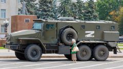 Ruské armádní vozidlo parkuje v centru okupovaného Chersonu.