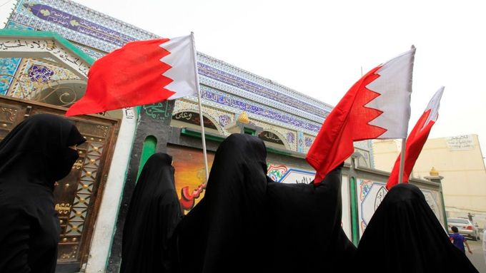 Hrstka šíitských žen demonstruje proti panovníkovi Chálidovi.