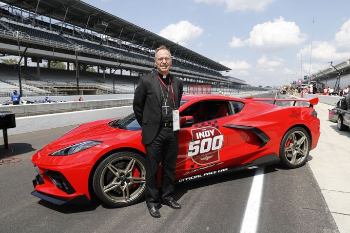 Arcibiskup Charles Thompson před startem 104. ročníku závodu Indy 500