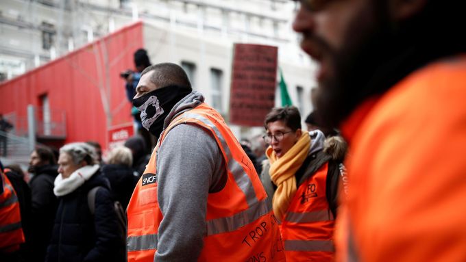 Zaměstnanci železniční společnost SNCF se v Paříži shlukují ke stávce