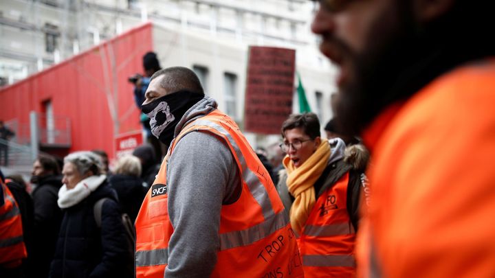 Macron se bojí, říkají demonstranti. Tak vypadaly masové protesty v Paříži