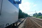Dálkové spoje mezi Českem a Slovenskem stály, vlak najel nedaleko hranic na spadlý strom