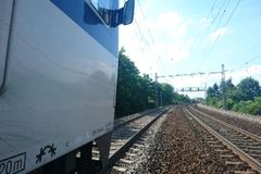 Vlak mezi Lysou nad Labem a Milovicemi srazil muže, ten na místě zemřel